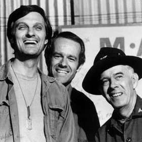 V seriálu je často zmíňováno město Uidžongbu. Je to tomu tak proto, neboť právě zde měla americká armáda velitelství, pod které spadala i divize MASH 4077.