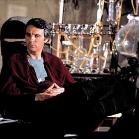 Ačkoli to bylo tehdy zvykem, nakonec se film obešel bez umělého smíchu. Původně si tvůrci vymohli, že nebude smích u scén v operačním sále, později se však ubíralo a ubíralo, až se vytvořila čistá verze.