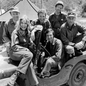 Alan Alda a Jamie Farr byli skutečnými vojáky, ale jen v záloze. Wayne Rogers byl u námořnictva.