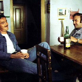 Zdeněk Svěrák byl bez plnovousu k vidění jen velmi sporadicky. Režisér Jiří Menzel trval na tom, že se musí oholit, neboť jen tak bude jako Pražák vypadat věrohodně.