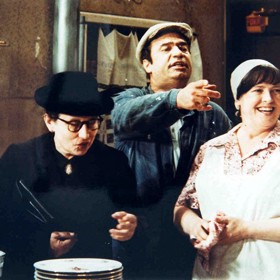 Dana Medřická si zde zahrála poprvé a zároveň naposledy se svým synem Václavem Vydrou.