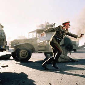 Ve filmu jsme mohli vidět předměty značek Rolex, Cartier či Phillips. Auta tentokrát dodal Aston Martin a Audi.