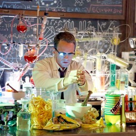 Mezi největší hercovy koníčky patří magie. Veškerá kouzla a triky, které v seriálu předvedl byly zásluhou jeho šikovných rukou.