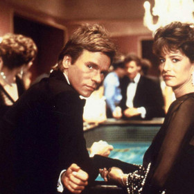 Dle oficiálního scénáře nemá MacGyver rád zbraně proto, že s ní nechtěně postřelil svého kamaráda.