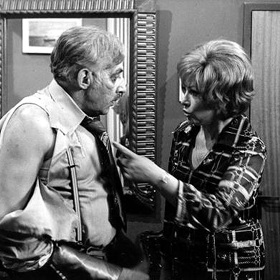 Hercovu manželku měla původně hrát jeho skutečná bývalá choť Stella Zázvorková, jenomže mezi nimi panovalo velké napětí. Raději tak nastoupila Alena Vránová.