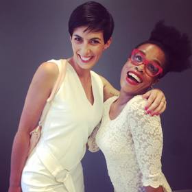 Tyto šaty byly tou správnou volbou! Paní předsedkyni bílá barva sluší. Navíc v přiléhavých šatech vynikne její perfektní postava. Zdobný pásek dodá šatům na zajímavosti. 