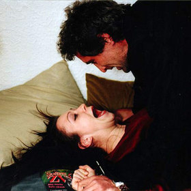 Nicméně i tak se do myslí diváků zapsal nezapomenutelnými hláškami, výkony herců...