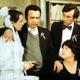 Jenomže co dělat, když si tatínek usmyslí, že jako svatební dar postaví luxusní vilu? A navíc do stavebních prací zapřáhne nejen celou rodinu, ale i vyvoleného své dcery...