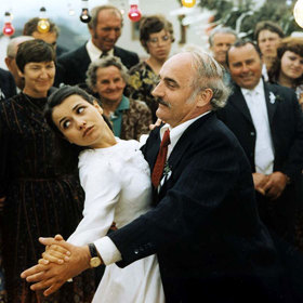 Půl domu bez ženicha je hořká komedie o tom, že dítě nemusí mít na život stejné názory jako jeho rodič.