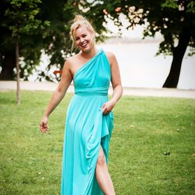 Pastelové barvy herečce sluší. Mintové šaty jsou proto skvělou volbou. Splývavý antický styl dodá jednoduchým šatům na zajímavosti. 