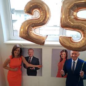 Pouzdrové šaty jsou klasika, která bude trendy pořád. Obzvlášť pokud má majitelka šatů pěknou postavu, může si dovolit i zdobení ve formě mašle, která je umístěna na boku. Chválíme také barvu, kde vynikne letní opálení. 