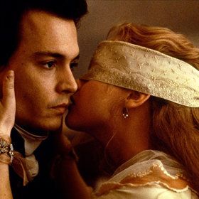 Ospalá díra měla být původně nízkorozpočtovým hororem, v němž by se každých pět minut odehrála okázalá vražda.