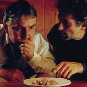 Pasti, pasti, pastičky: černá krimikomedie o tom, že někdy se nám naše činy mohou vymstít pěkně ošklivým způsobem.