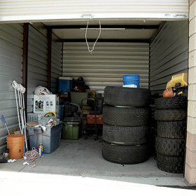 Vskutku podivná věc. Jedna z kójí byla plná obrazů a modelů lidských rukou. Bylo to tak zvláštní, že se producenti pořadu rozhodli tento sklad raději neukazovat.