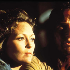 Herec William Holden získal během natáčení k Fay Dunaway velkou averzi. Když jednou přišla o dvě hodiny později, vyhrožoval jí fyzickým násilím.