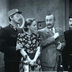 Pak ale našel zálibu v herectví. Nejprve však vystupoval jen na večírcích a v hospodách.