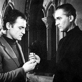 Než započal svou hereckou kariéru, angažoval se v armádě, kde to dotáhl až na hodnost důstojníka.