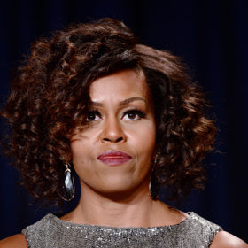 Bývalý prezident ale není jediným spisovatelem v rodině a jeho manželka Michelle se v USA těší obrovské popularitě. Její paměti s názvem Becoming (Můj příběh) se staly hitem a knihkupectví tak prodala od roku 2018 okolo 10 milionů výtisků. 