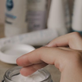 Nezanedbávejte správný výběr čisticích produktů. Kupujte ty, které jsou na přírodní bázi. Pokud některý z prostředků rychle a dokonale pleť vyčistí, pravděpodobně je v nich velký obsah chemických látek. 