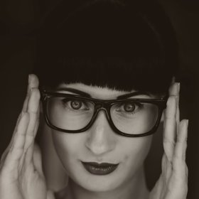 Líčení pod brýlemi má jistá specifika. Rozhodně neuškodí výraznější líčení. Důležité je, aby se pod brýlemi neskrylo.