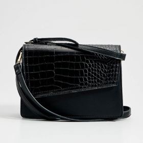 Černou mini kabelku koupíte do 300 korun. Tuto univerzální barvu využijete snad ke všem outfitům.