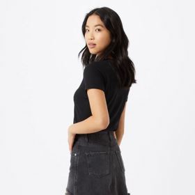 Pokud nemáte bílou barvu v oblibě, zkuste sáhnout po jejím opaku. A to barvě černé. 