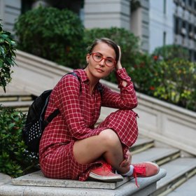 Máte ráda barevné kombinace? Pod brýlemi se pořádně vyřádíte. Doporučuje se používat kontrastní odstíny, které vaší duhovku zvýrazní. 