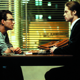 Interview s upírem: Novinář Daniel Malloy (Christian Slater) potká jistého Louise (Brad Pitt), který o sobě tvrdí, že je upírem a je mu 200 let.