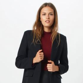 Černé legíny jsou klasika. K nim pak můžete doladit téměř cokoliv. Delší sako, tuniku či košili. 