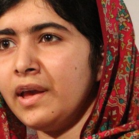 Malála Júsufzajová je pákistánská bojovnice za lidská práva, zejména právo dívek na vzdělání, za což v roce 2014 získala Nobelovu cenu za mír.