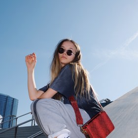 Tepláky již nejsou kouskem, který vynosíte pouze doma. Módní faux pass s nimi neuděláte na procházce, při nákupech ani v práci.