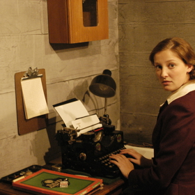 Skutečná Traudl Junge zemřela jen pár hodin po premiéře filmu. Ještě předtím stačila říct, že splnila své životní poslání.