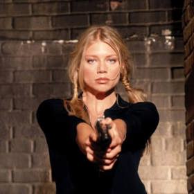 Hlavní hrdinku si zahrála australská herečka Peta Wilson. 