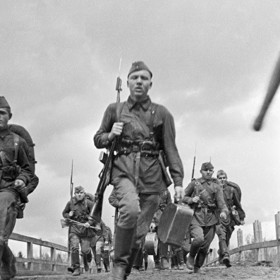 S příchodem Rudé armády se z vily stala skoro troska. Vojáci třeba používali police z knihovny, které byly vyrobené z exotického dřeva, jako otop.