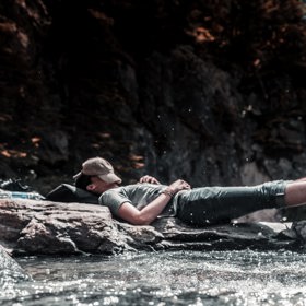 Pozice, při které spíte na zádech s rukama podél těla je pro vaše záda tou nejbezpečnější. Vaše krční i bederní páteř ji ocení ale pouze tehdy, když nebudete mít pod hlavou až moc polštářů, které by mohly kazit reputaci jinak zdravé spánkové pozici.