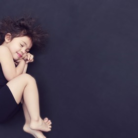 Poloha stočení do klubíčka, při které pokrčíte kolena a brada směřuje dolů může být pohodlná a dodávat pocit bezpečí. Někdy je nazývána také jako poloha plodu. Doporučována bývá při problémech s chrápáním. Může ale také způsobit potíže s páteří, a kvůli schoulení také s hlubším dýcháním. 