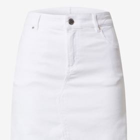 Bílá džínová sukně je trendy. U této klasiky si můžete vyhrát s doplňky, které dodají vašemu outfitu to správné oživení. 