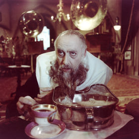 Film Tajemství hradu v Karpatech paroduje vědeckofantastické příběhy Julese Verna.