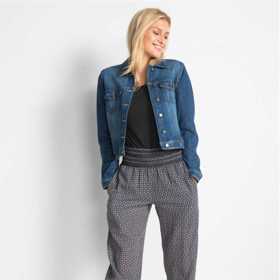 Džínová bunda perfektně sedí k teplákům s vysokým pasem. Nebojte se různých barevných kombinacích. 