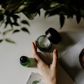 S čistěním pleti to nepřehánějte. Opravdu postačí, pokud tento proces budete opakovat ráno a večer. Všeho moc škodí.  Poškodíte si ochranný film pleti a bude docházet k vysušování pokožky. 