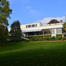 Projekt si u něj objednali manželé Tugendhatovi, kteří se však museli z domu ještě před začátkem války vystěhovat.