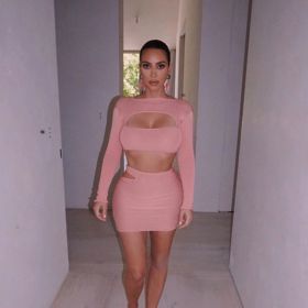 A tady je to opět stará známá Kim. Výstřední šaty, které více odhalují než zahalují. 