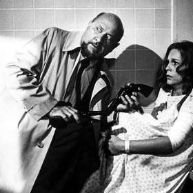 Jamie Lee Curtis měla po celou dobu natáčení paruku, jelikož po prvním filmu změnila účes.