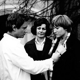 Ve filmu si zahrála také Věra Galatíková, Vítězslav Jandák a Marie Logojdová, která se na stříbrném plátně objevovala spíše sporadicky.