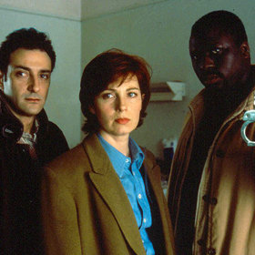 Mouss Diouf (vpravo), který si zahrál parťáka komisařky N'Gumu, zemřel v pouhých 47 letech. Trápily ho blíže nespecifikované zdravotní potíže, kvůli kterým dokonce upadl do kómatu, z něhož se již neprobudil.