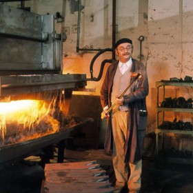 Marečku, podejte mi pero: Josef Kroupa (Jiří Sovák) pracuje jako mistr v továrně na zemědělské stroje. Když dostane za úkol zvýšit si kvalifikaci, začne, byť neochotně, chodit do večerní školy.