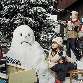 Rozpočet komedie S tebou mě baví svět byl 3,9 milionů korun. Jelikož byl překročen, dostala režisérka Marie Poledňáková pokutu.