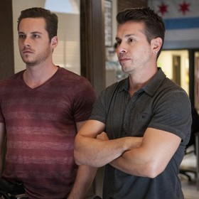 Herec Patrick Flueger (Adam Ruzek) má přezdívku "veverka". Prý je tak rychlý, že ho musejí na place pokaždé nahánět.