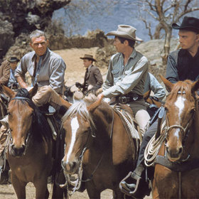 Původně se scénář Sedmi statečných halil do komediálního hávu, když došlo ke změně žánru, ponechal William Roberts v textu alespoň spoustu vtípků.