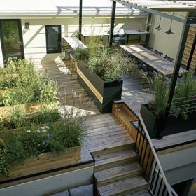 Terasu navrhla interiérová designérka Martine Brisson k domu z roku 1887 stojícímu v kanadském Montrealu. 
